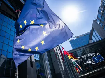 Bandera de la Unión Europea frente al edificio del Parlamento Europeo en Bruselas Bandera de la Unión Europea frente al edificio del Parlamento Europeo en Bruselas