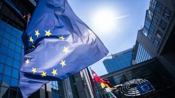 Bandera de la Uni&oacute;n Europea frente al edificio del Parlamento Europeo en Bruselas