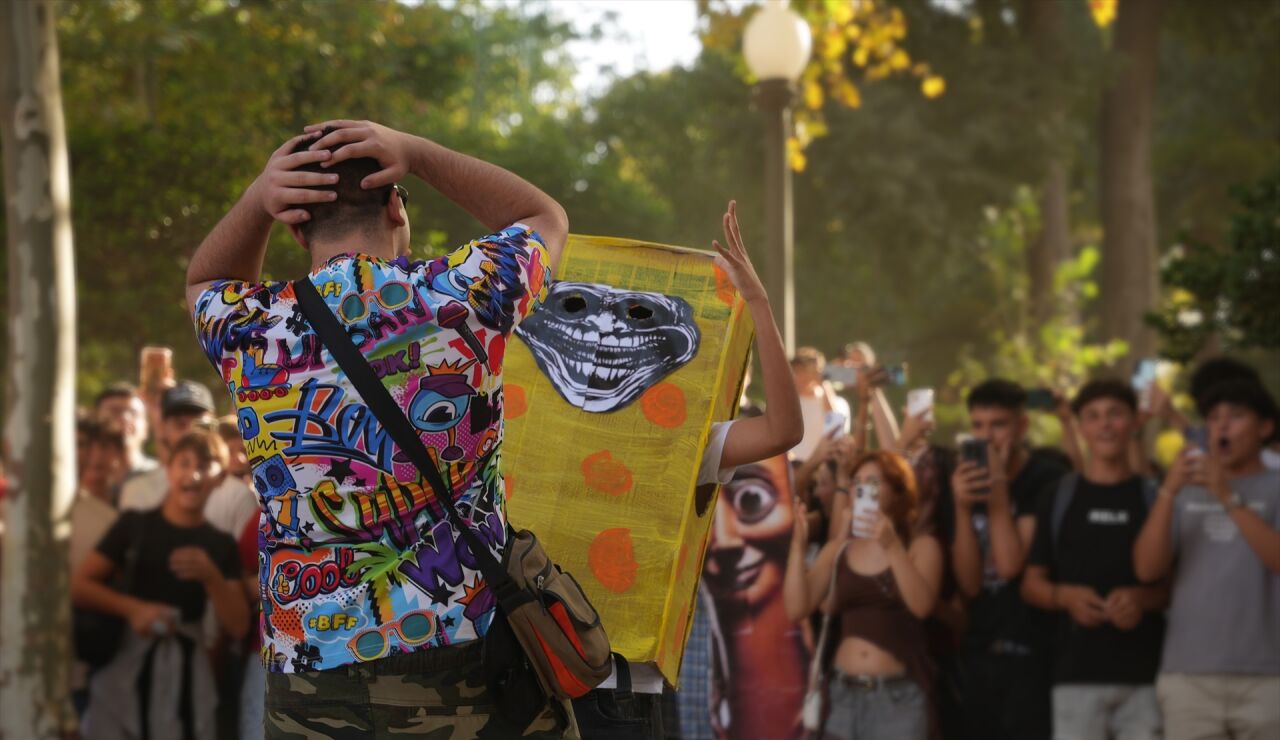 J&oacute;venes participan en la batalla de 'farmear aura'