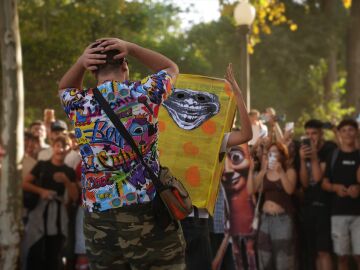 J&oacute;venes participan en la batalla de 'farmear aura'
