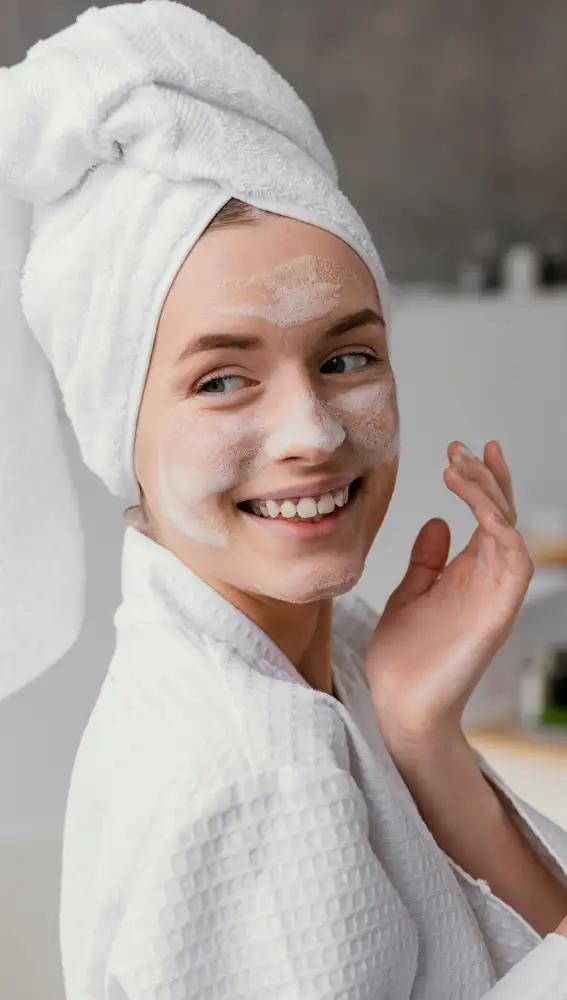 Mujer lavándose el rostro Mujer lavándose el rostro