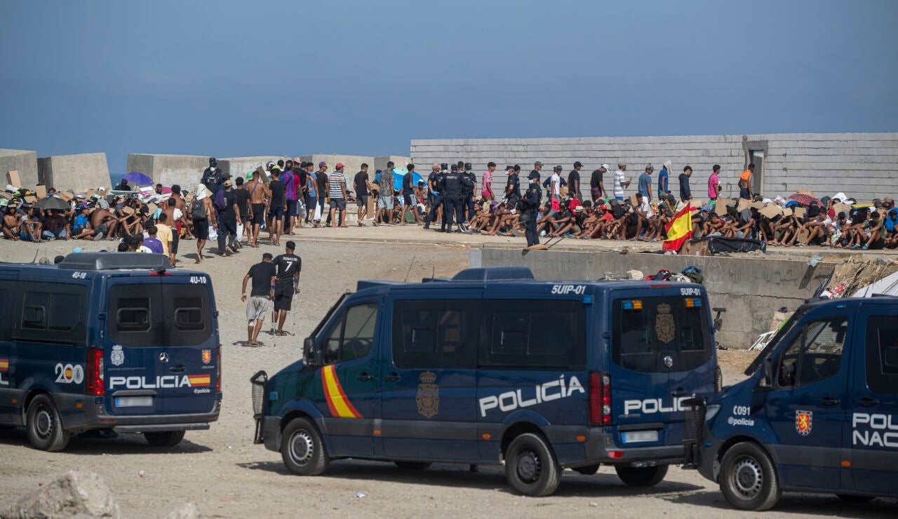 La playa del Trampol&iacute;n de Ceuta vuelve a llenarse de migrantes
