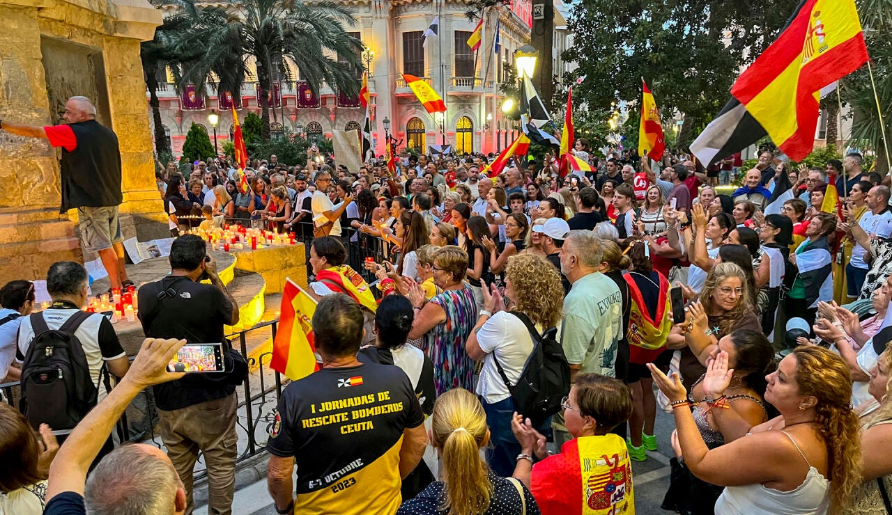 Numerosos ceut&iacute;es se han concentrado en la Plaza de &Aacute;frica