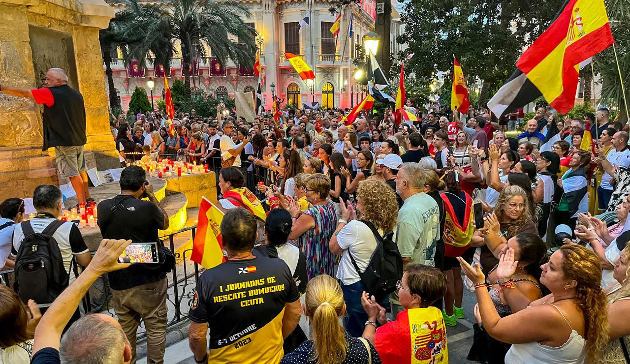 Numerosos ceutíes se han concentrado en la Plaza de África