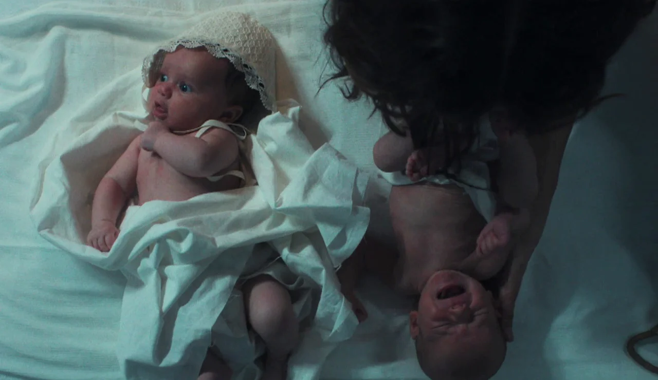 Renata intercambia a las niñas y altera el destino de Clara y Catalina