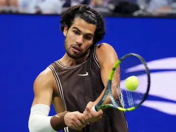 Carlos Alcaraz en acción en la Arthur Ashe Carlos Alcaraz en acción en la Arthur Ashe