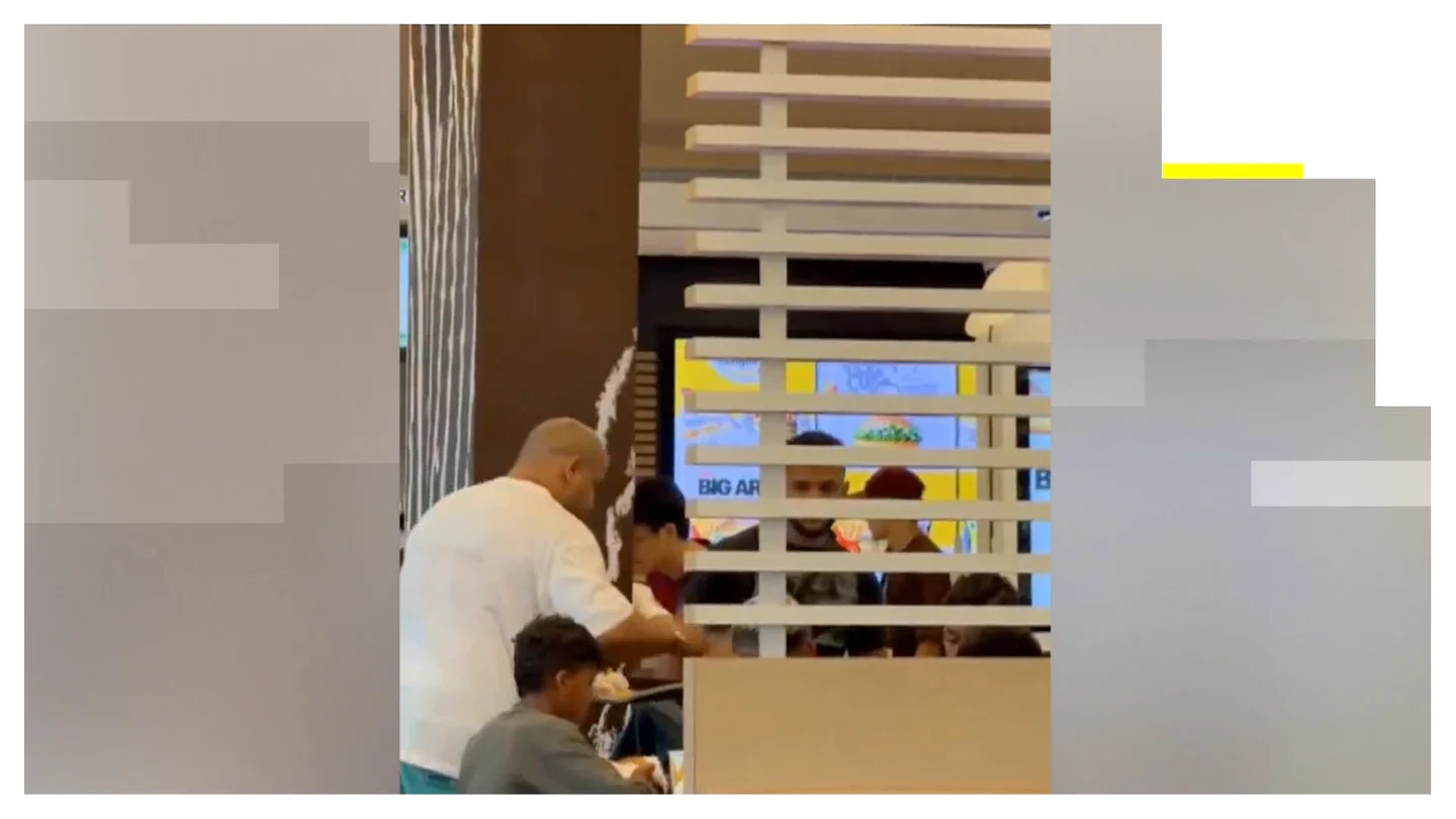 amigo de mohamed vi repartiendo hamburguesas ceuta