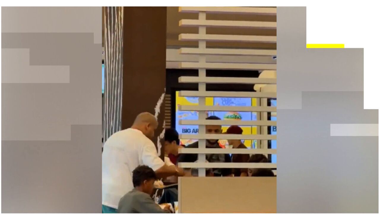 amigo de mohamed vi repartiendo hamburguesas