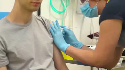 Imagen de una persona vacunándose Imagen de una persona vacunándose
