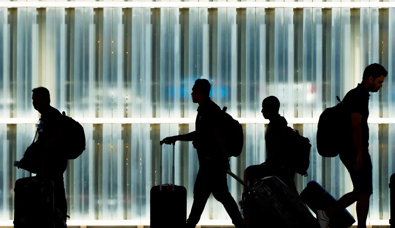 Pasajeros en un aeropuerto