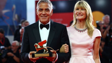 Laura Dern entrega a George Clooney el León de Oro en el Festival de Venecia