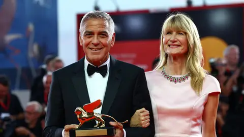 Laura Dern entrega a George Clooney el León de Oro en el Festival de Venecia Laura Dern entrega a George Clooney el León de Oro en el Festival de Venecia