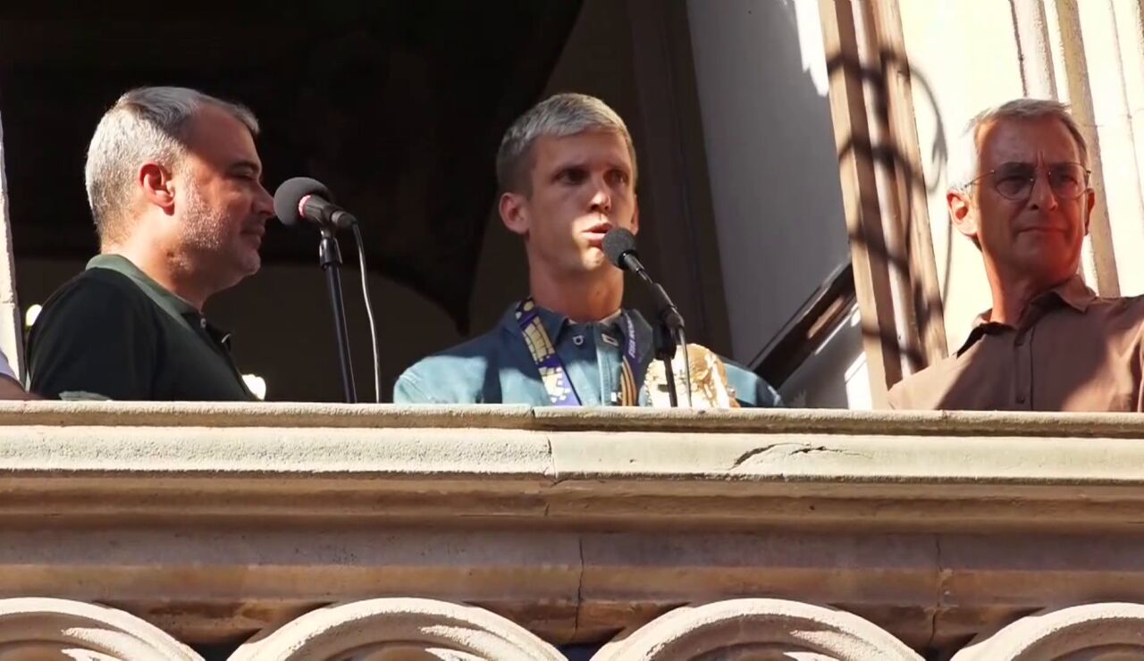 Dani Olmo durante su homenaje en Terrassa