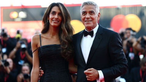 George Clooney con su mujer Amal Clooney en el Festival de Venecia