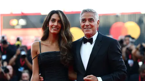 George Clooney con su mujer Amal Clooney en el Festival de Venecia George Clooney con su mujer Amal Clooney en el Festival de Venecia