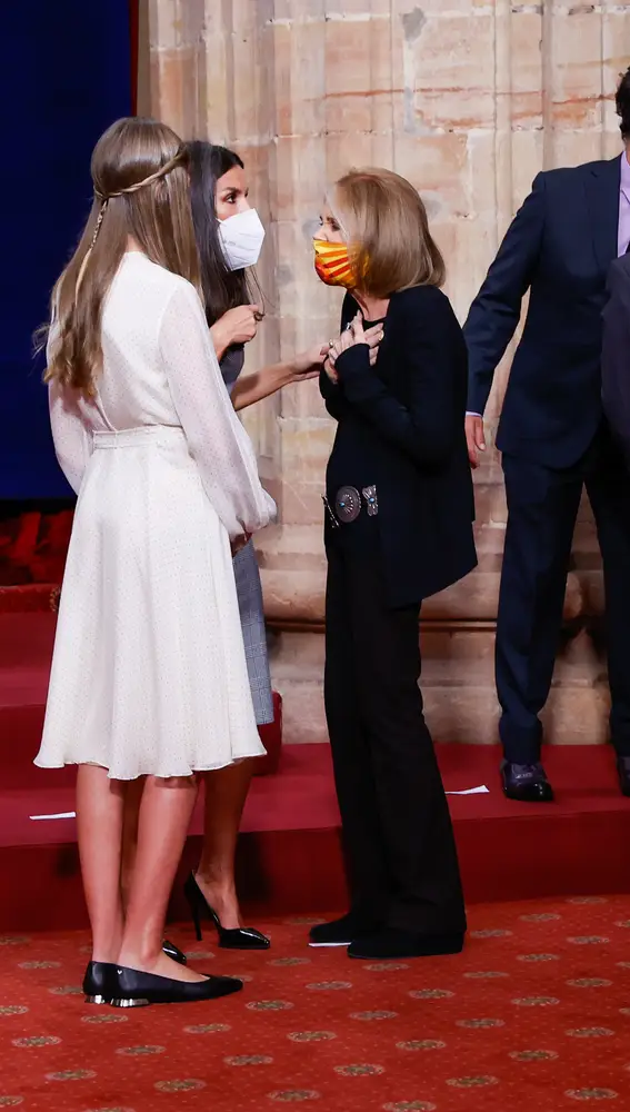 Gloria Steinem recibiendo el premio Princesa de Asturias Gloria Steinem recibiendo el premio Princesa de Asturias