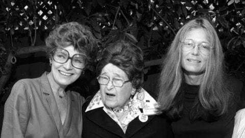Polly Bergen, Jessie Haver Butler y Gloria Steinem juntas durante la década de 1980