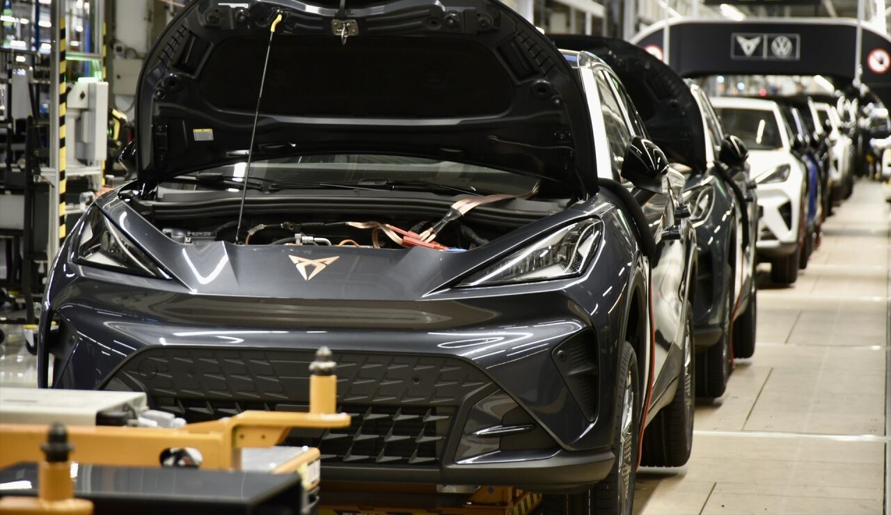 Veh&iacute;culos en la cadena de montaje de la planta automovil&iacute;stica de SEAT