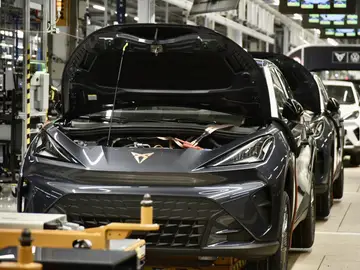 Vehículos en la cadena de montaje de la planta automovilística de SEAT Vehículos en la cadena de montaje de la planta automovilística de SEAT