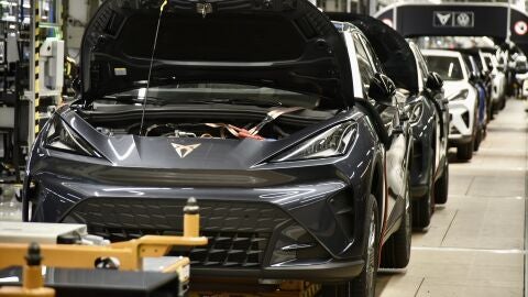 Veh&iacute;culos en la cadena de montaje de la planta automovil&iacute;stica de SEAT