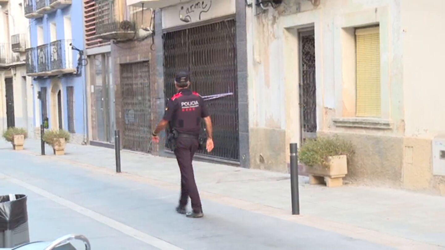 Los Mossos en una calle de Santa Barbara, en Tarragona