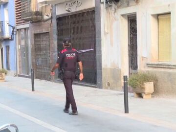 Los Mossos en una calle de Santa Barbara, en Tarragona