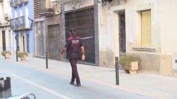 Los Mossos en una calle de Santa Barbara, en Tarragona