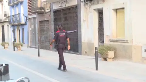 Los Mossos en una calle de Santa Barbara, en Tarragona Los Mossos en una calle de Santa Barbara, en Tarragona