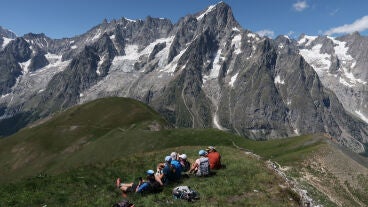 Grupo de monta&ntilde;eros en el Mont Blanc este verano