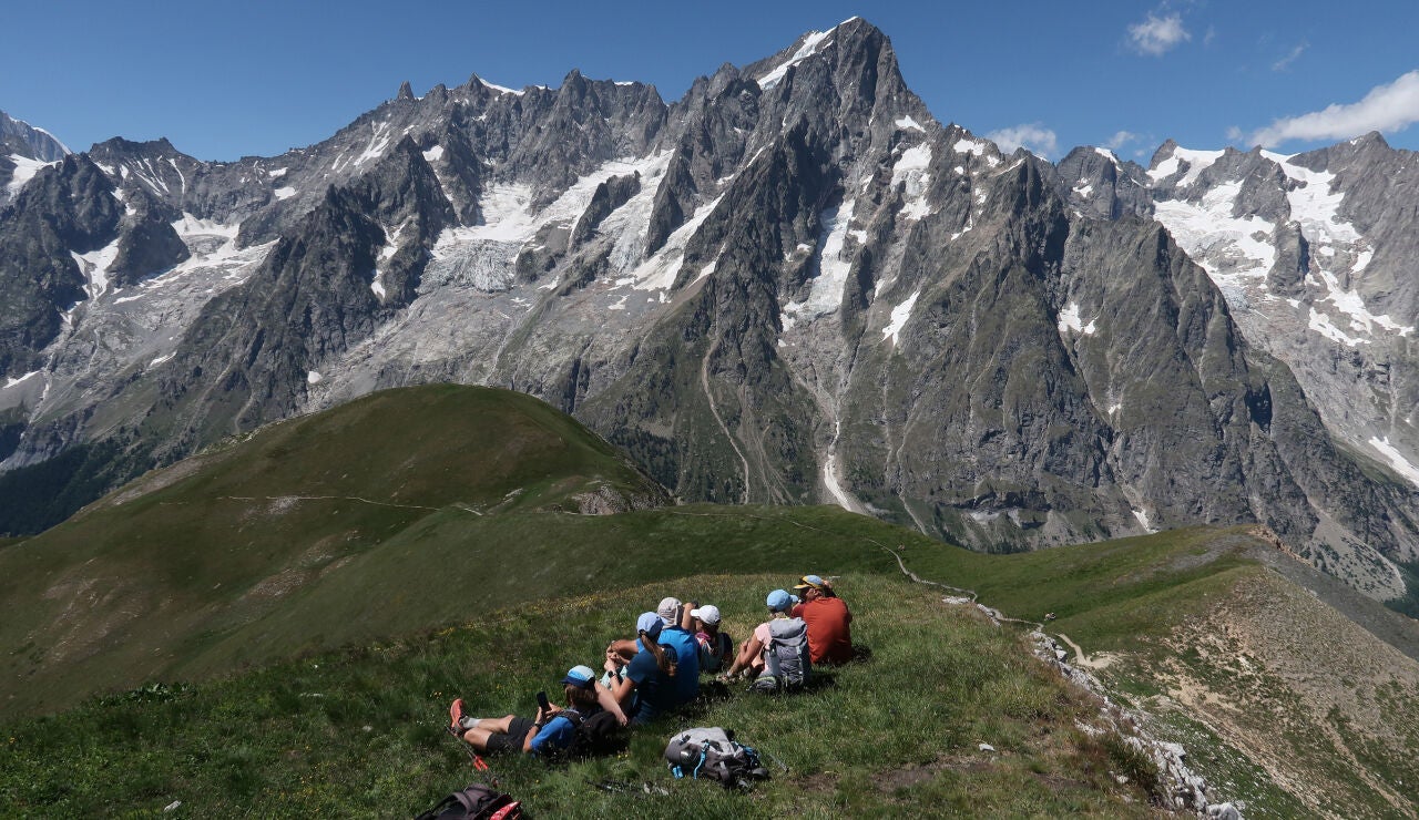 Grupo de monta&ntilde;eros en el Mont Blanc este verano