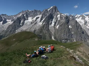 Grupo de montañeros en el Mont Blanc este verano Grupo de montañeros en el Mont Blanc este verano