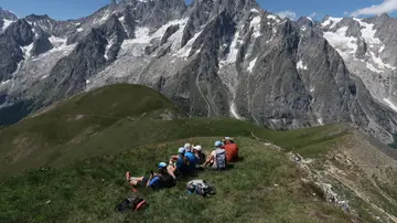 Grupo de montañeros en el Mont Blanc este verano Grupo de montañeros en el Mont Blanc este verano