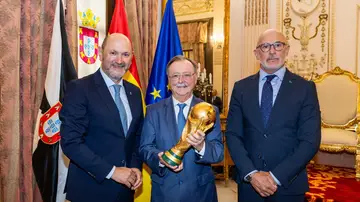 La RFEF con el presidente de la Ciudad Autónoma de Ceuta, Juan Jesús Vivas La RFEF con el presidente de la Ciudad Autónoma de Ceuta, Juan Jesús Vivas