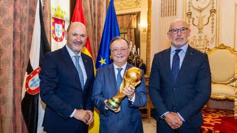 La RFEF con el presidente de la Ciudad Aut&oacute;noma de Ceuta, Juan Jes&uacute;s Vivas
