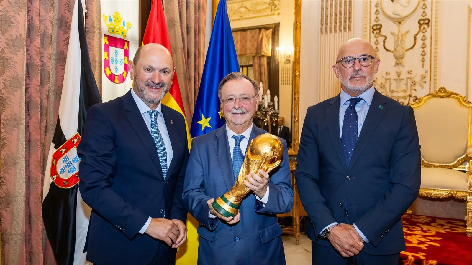 Louzán y De la Fuente llevan la Copa del Mundo a Ceuta:
