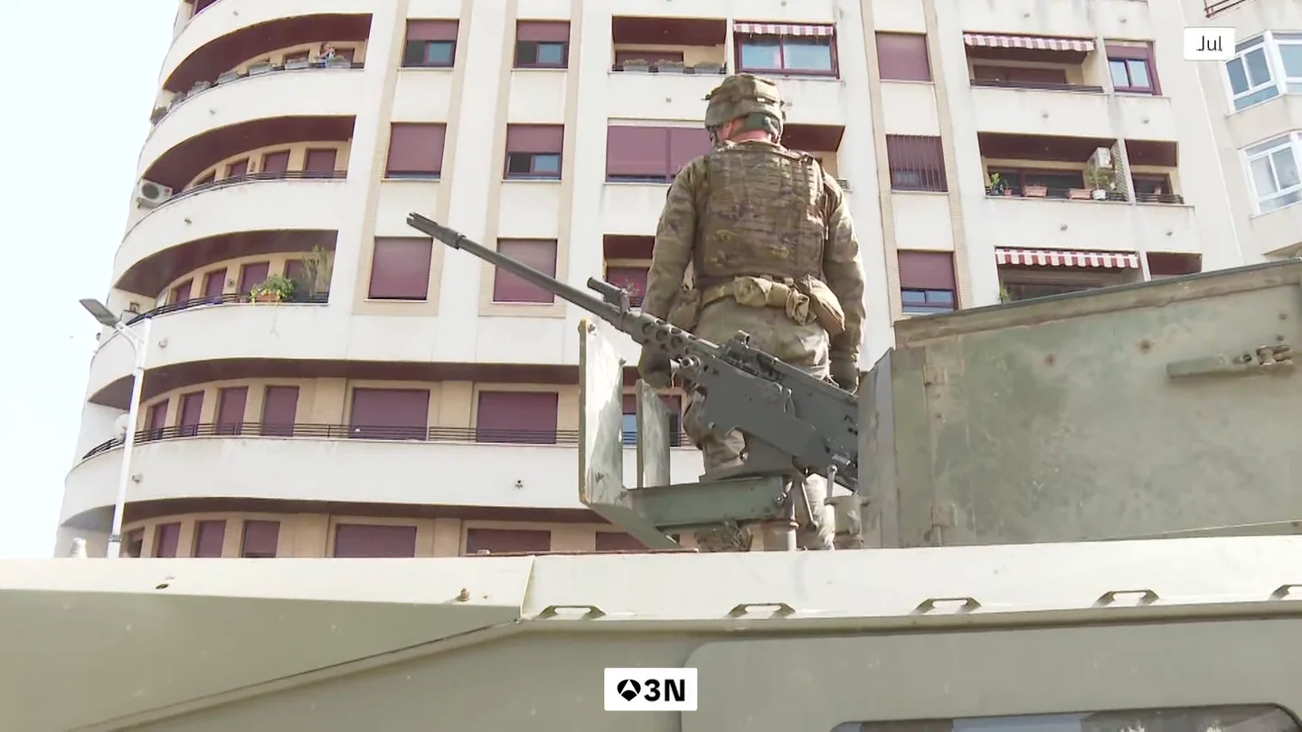 El Ejército esperó más de diez horas en Ceuta mientras la Gendarmería marroquí dejaba pasar a los migrantes El Ejército esperó más de diez horas en Ceuta mientras la Gendarmería marroquí dejaba pasar a los migrantes