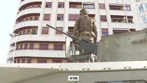 El Ejército esperó más de diez horas en Ceuta mientras la Gendarmería marroquí dejaba pasar a los migrantes El Ejército esperó más de diez horas en Ceuta mientras la Gendarmería marroquí dejaba pasar a los migrantes