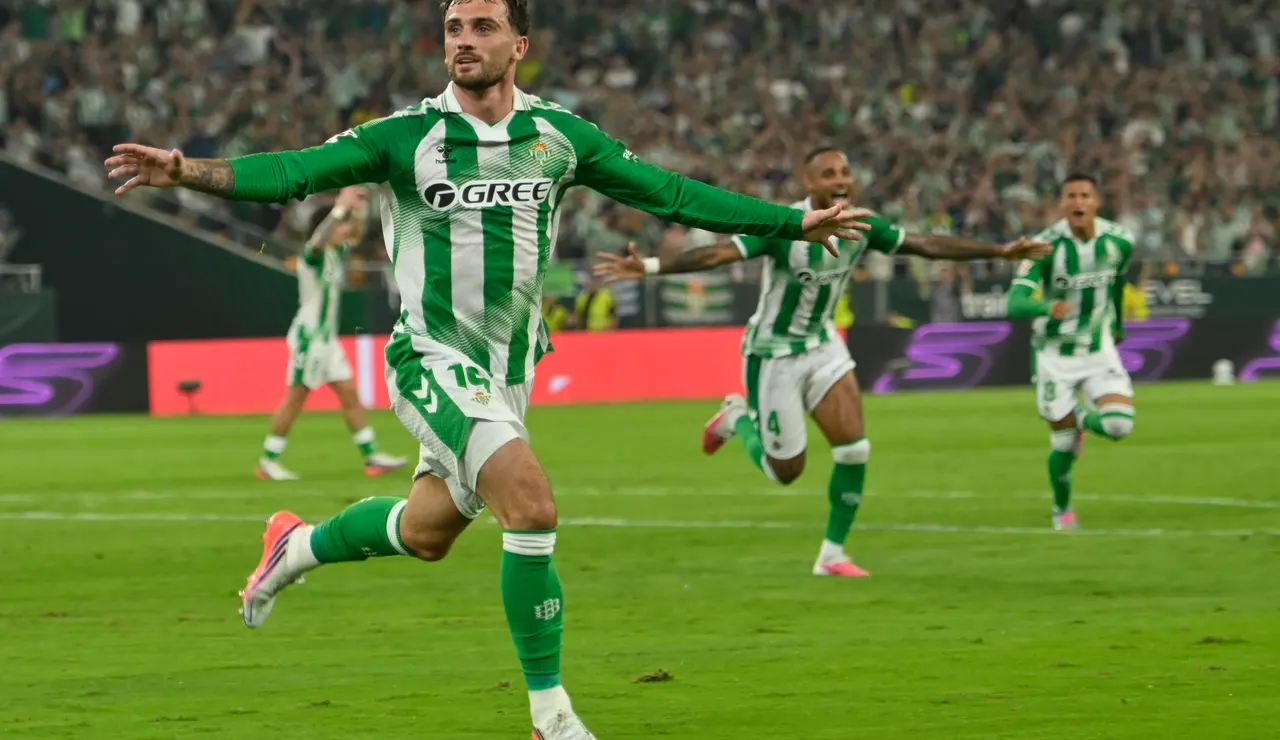El delantero irlandés del Betis, Troy Parrott.