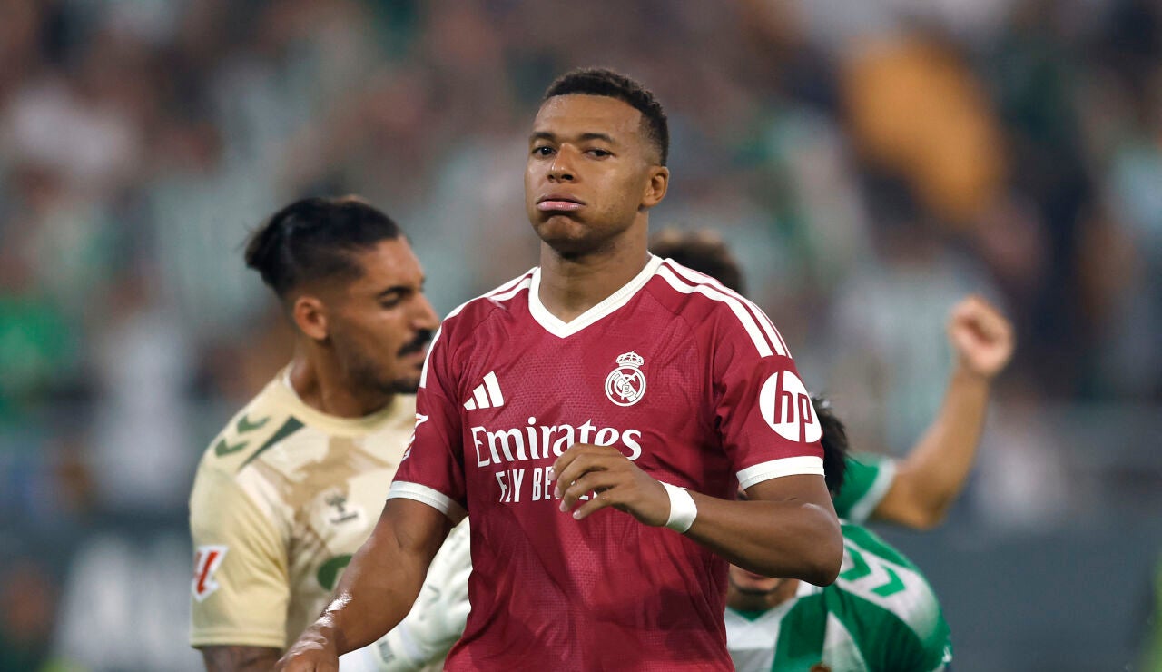 Mbapp&eacute;, contrariado tras fallar un penalti ante el Betis