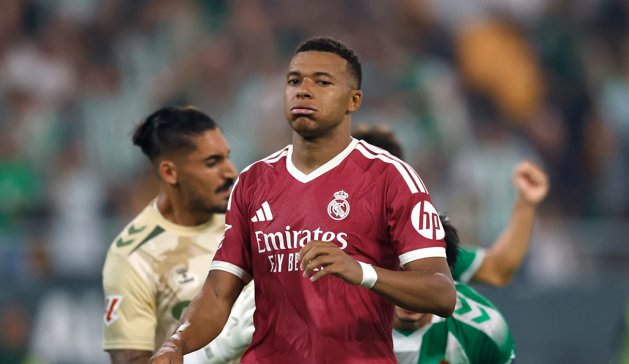 Mbappé, contrariado tras fallar un penalti ante el Betis