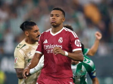 Mbapp&eacute;, contrariado tras fallar un penalti ante el Betis