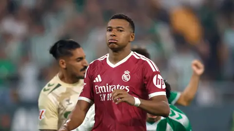 Mbappé, contrariado tras fallar un penalti ante el Betis Mbappé, contrariado tras fallar un penalti ante el Betis
