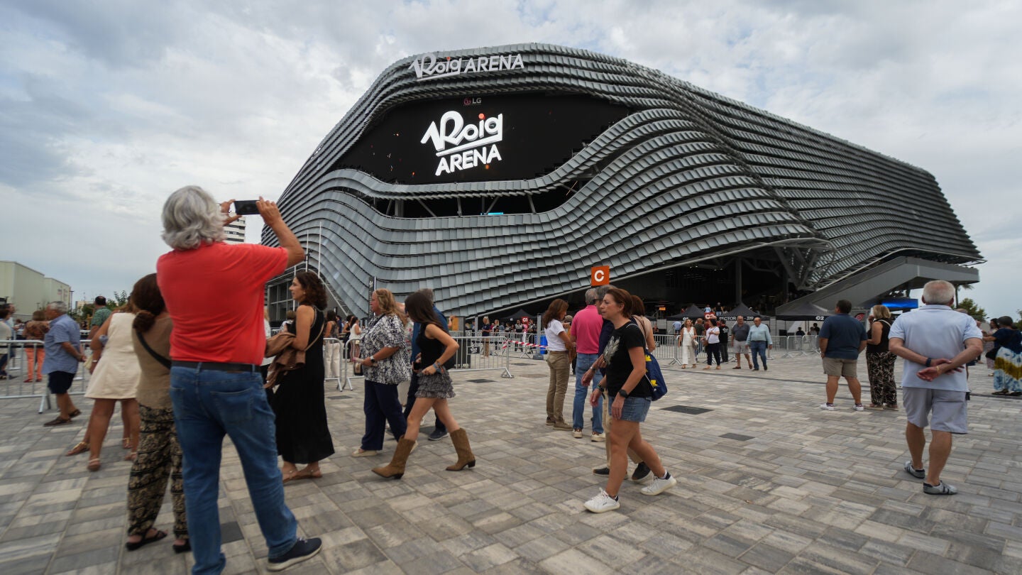 Varias personas durante la inauguraci&oacute;n del Roig Arena