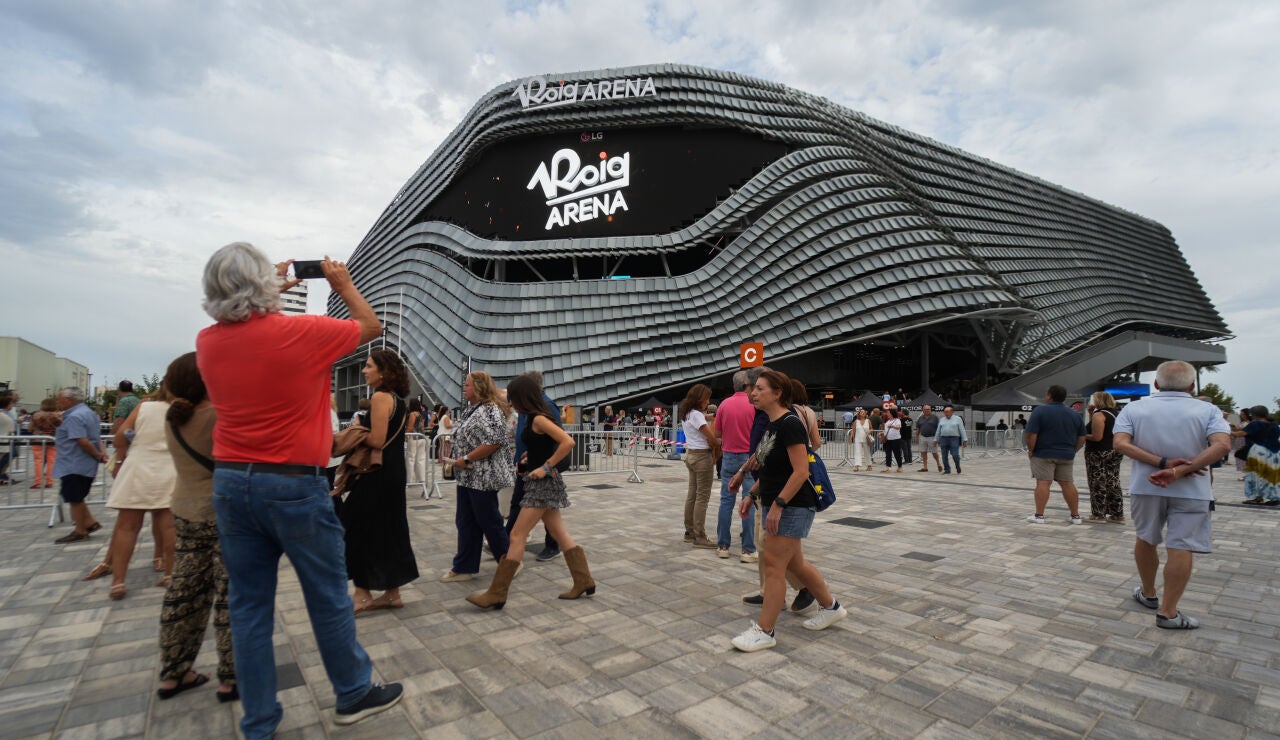 Varias personas durante la inauguraci&oacute;n del Roig Arena