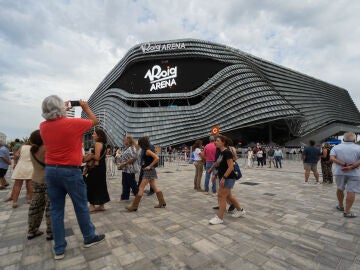 Varias personas durante la inauguraci&oacute;n del Roig Arena