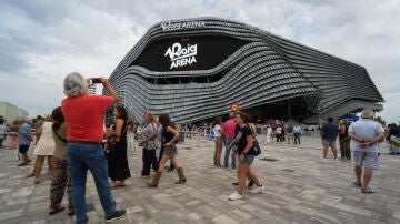 Varias personas durante la inauguraci&oacute;n del Roig Arena