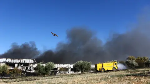 Un helicóptero de extinción de incendios sobrevuela una densa columna de humo negro durante las labores para sofocar el incendio provocado por el accidente de un avión de combate F-4 Phantom de la Fuerza Aérea Helénica Un helicóptero de extinción de incendios sobrevuela una densa columna de humo negro durante las labores para sofocar el incendio provocado por el accidente de un avión de combate F-4 Phantom de la Fuerza Aérea Helénica