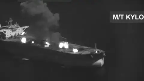 Petrolero iraní en un ataque de Estados Unidos Petrolero iraní en un ataque de Estados Unidos