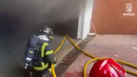  V&Iacute;DEO: Un incendio en un garaje de Madrid afecta a un edificio de 18 plantas y a cuatro veh&iacute;culos