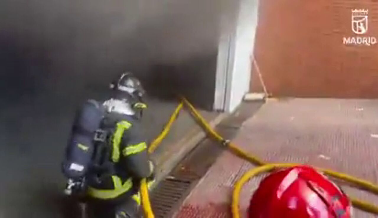  V&Iacute;DEO: Un incendio en un garaje de Madrid afecta a un edificio de 18 plantas y a cuatro veh&iacute;culos